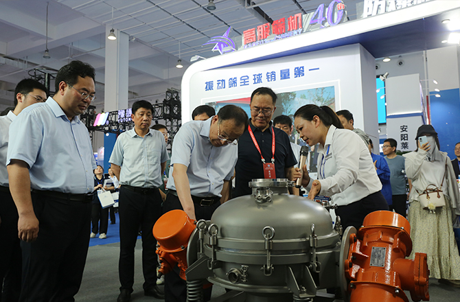 中原農(nóng)谷第二屆振動機械產(chǎn)業(yè)博覽會盛大開幕，新鄉(xiāng)市長魏建平親臨高服展區(qū)指導工作